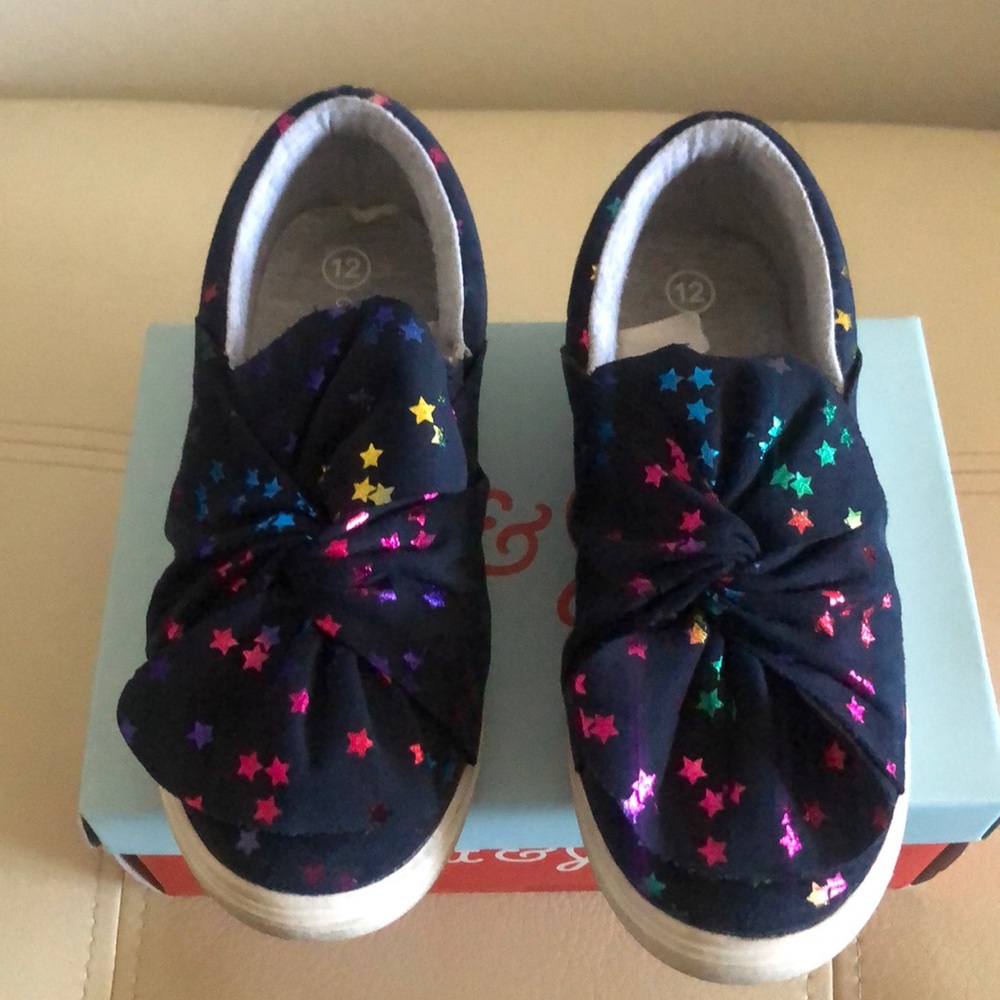 Girls slip on sneaker with bow Worn ONCE